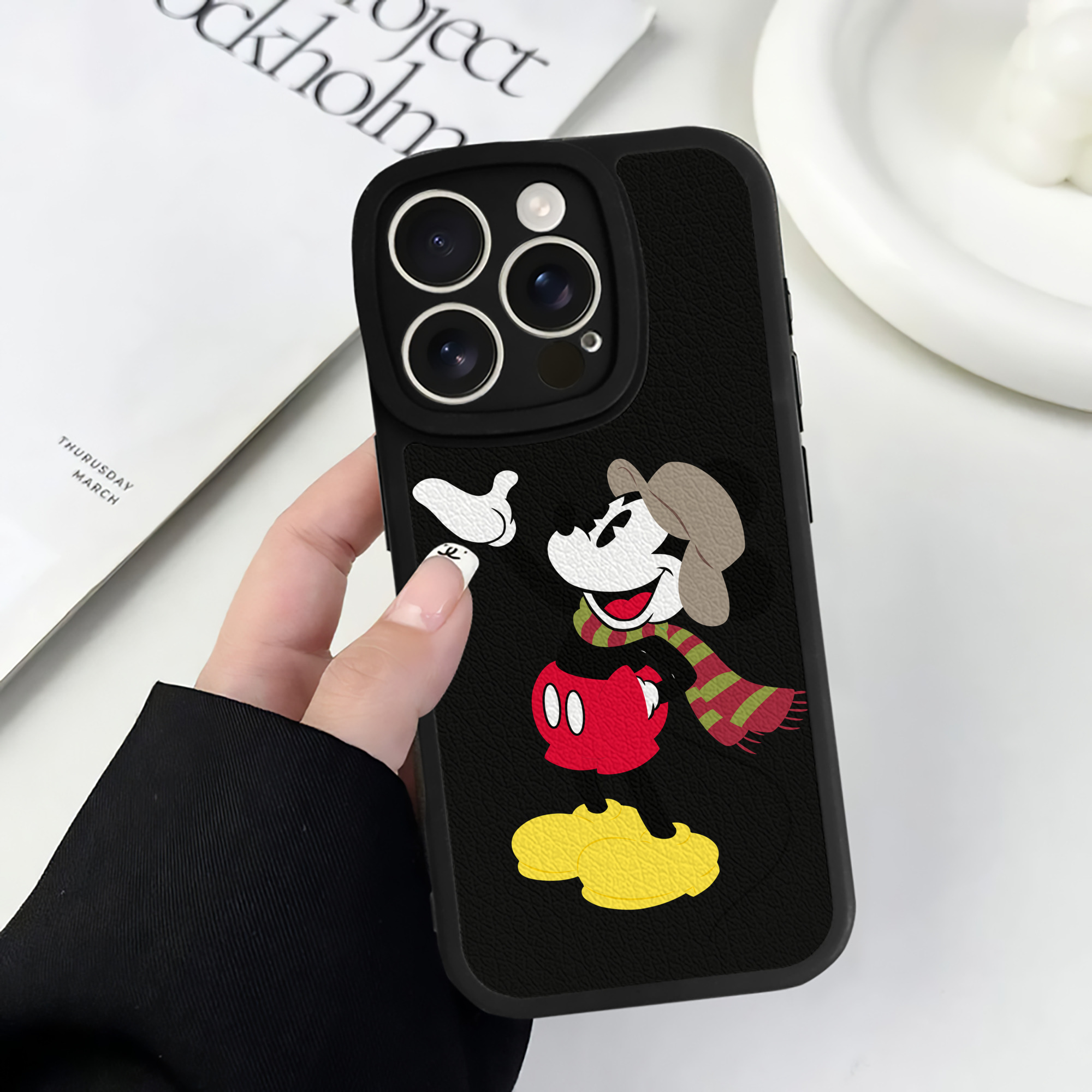 （画像用） ミッキーマウス Mickey Mouse 【iPhone 16シリーズ対応】シリコンスマホケース（レザー調） 材質：シリコン